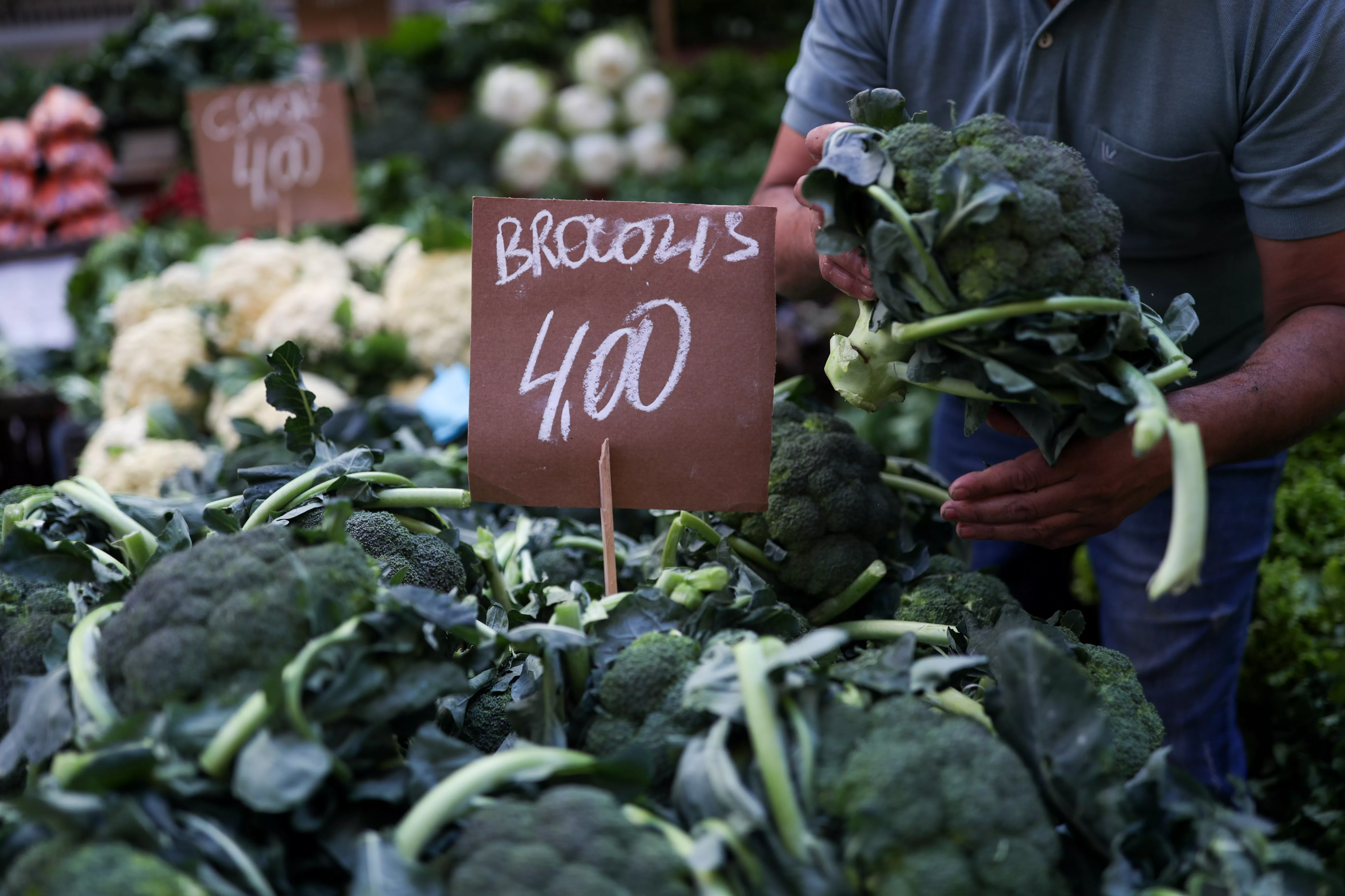 shopping-at-a-weekly-street-market-in-rio-de-janeiro