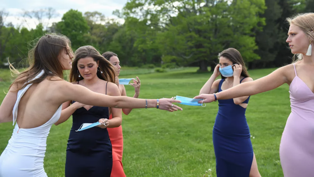 boston-area-teens-dress-up-for-their-prom-photos-without-the-prom-to-go-to-amid-the-coronavirus-disease-covid-19-outbreak-in-massachusetts