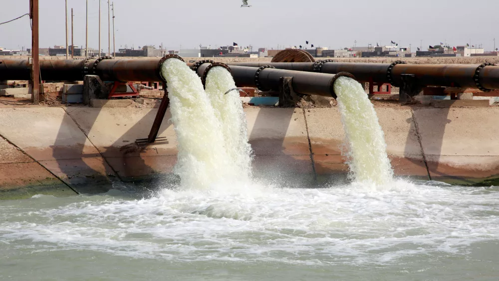 water-pours-in-al-bida-water-tanks-project-in-basra