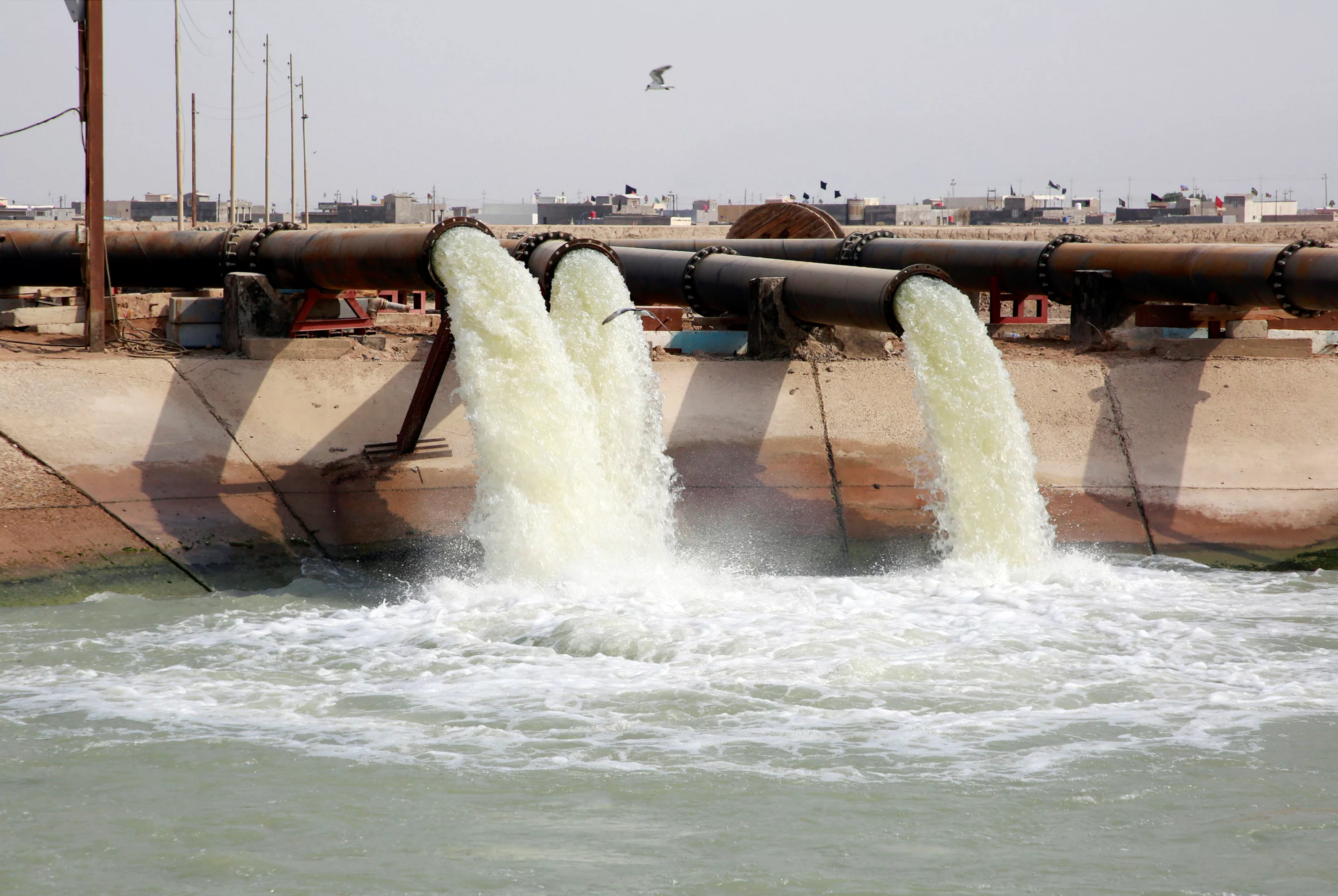 water-pours-in-al-bida-water-tanks-project-in-basra