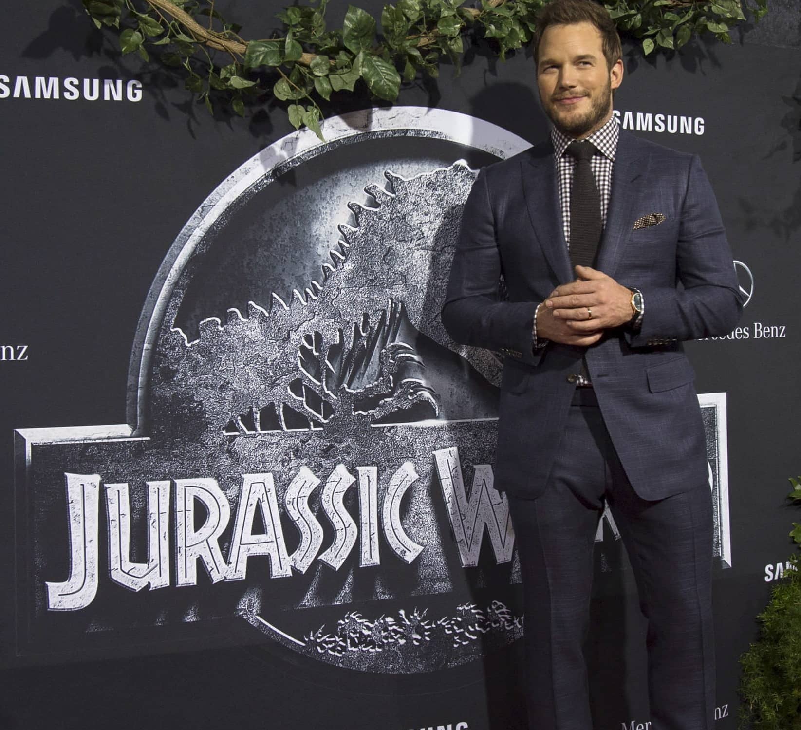 pratt-poses-at-the-premiere-of-jurassic-world-in-hollywood