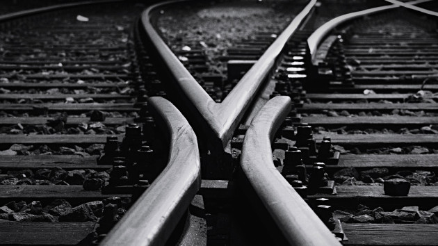 gettyrf_83022_traintracksbw