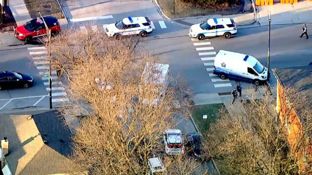 chicago-police-shot-ht-jt-230301_1677725051425_hpmain_16x9_99228129167558