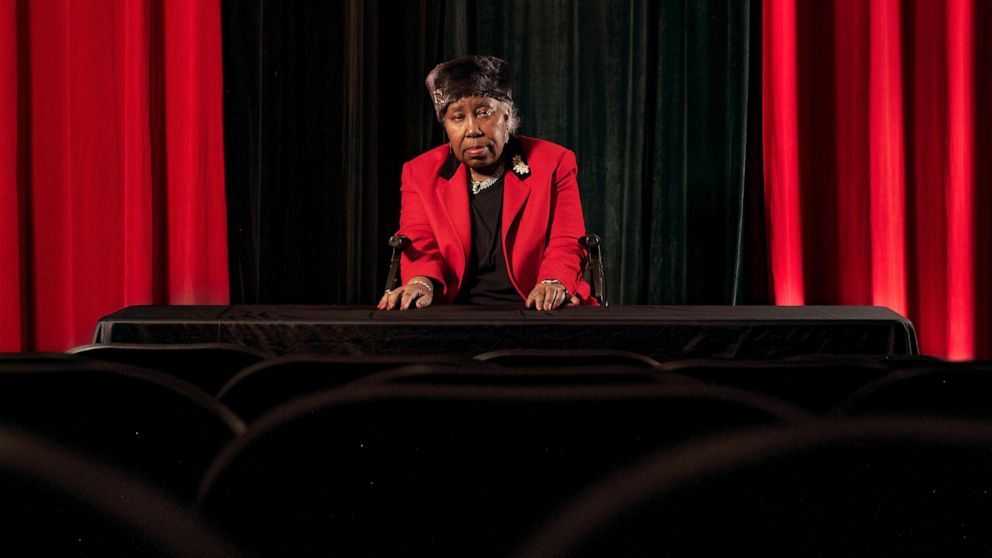 malikrainey_evadoyle_050823524228