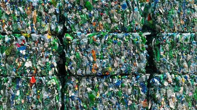 gettyrf_102722_recyclingbunches78320