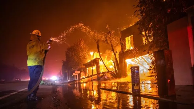 getty_calif-fire26-gty-ml-250108_1736353823792_hpmain660758