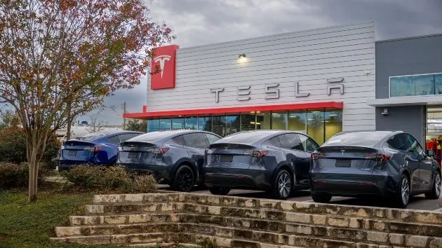 getty_tesladealership_032525740533