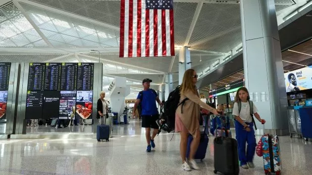 getty_travelnewarkairport_060425864412