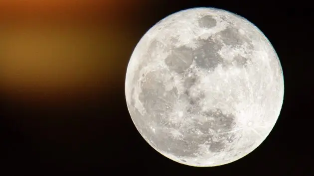 getty_moon_031626899645