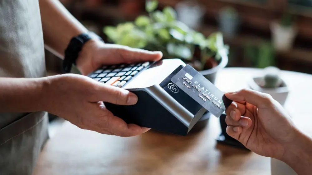 getty_creditcardreader_100126508778