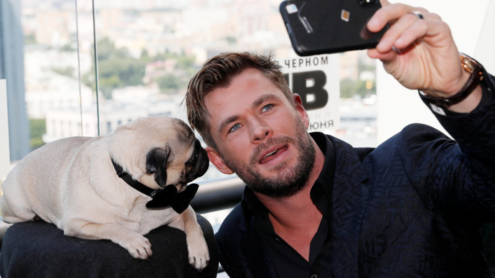 chris-hemsworth-poses-for-a-picture-during-a-photocall-for-the-film-men-in-black-international-in-moscow