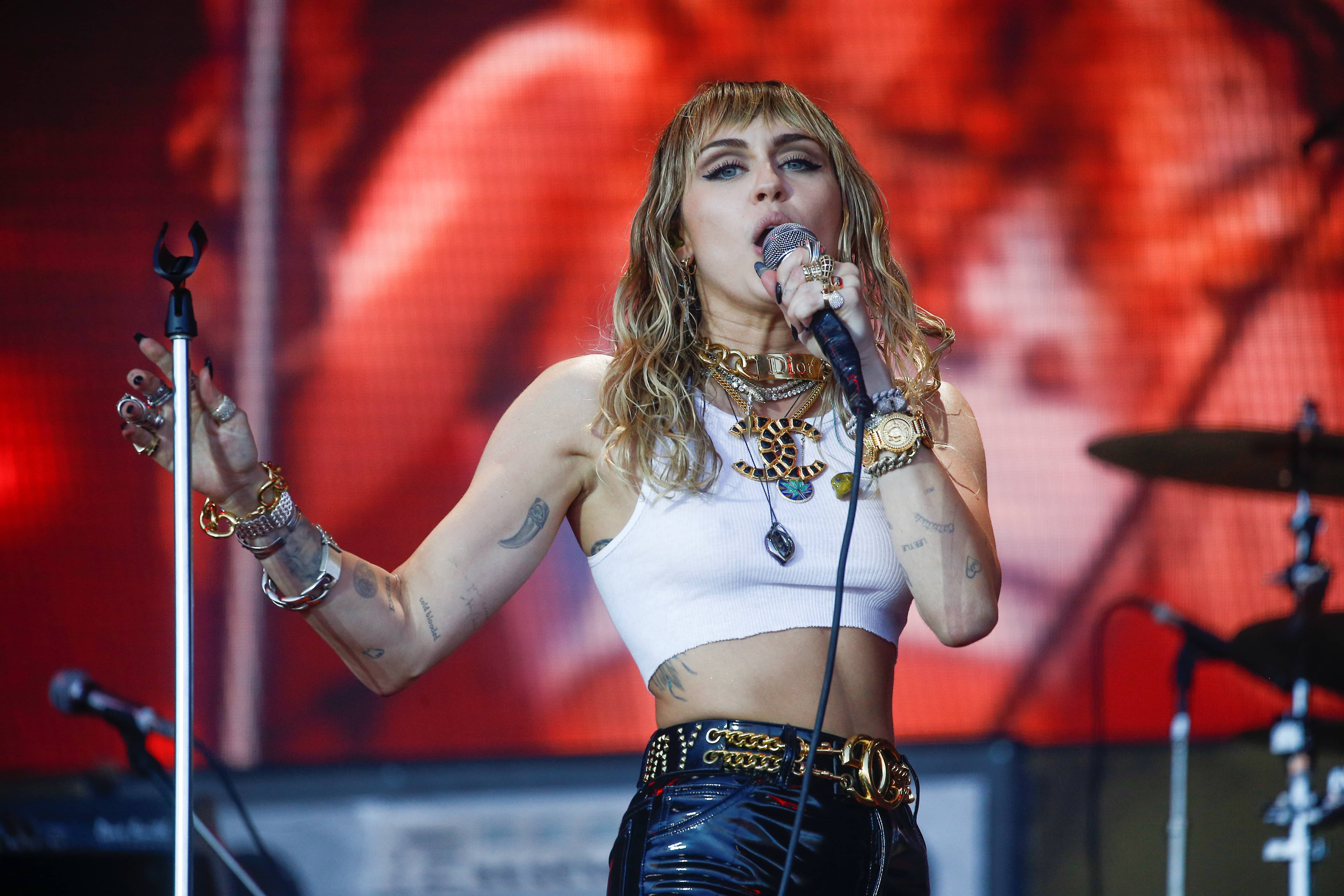 american-singer-miley-cyrus-performs-on-the-pyramid-stage-during-glastonbury-festival-in-somerset
