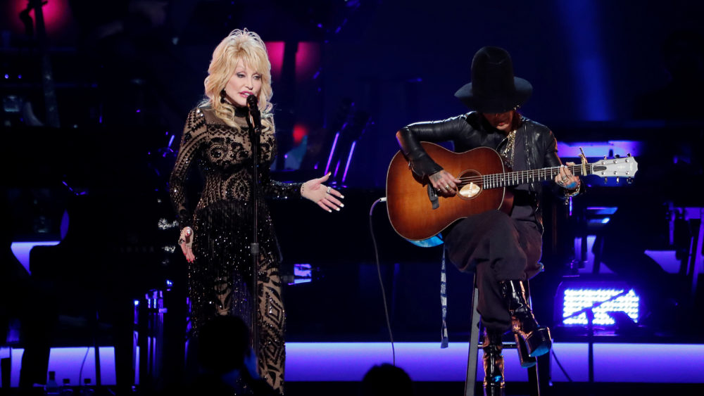 dolly-parton-performs-with-linda-perry-during-a-gala-event-honoring-dolly-parton-as-the-musicares-person-of-the-year-in-los-angeles