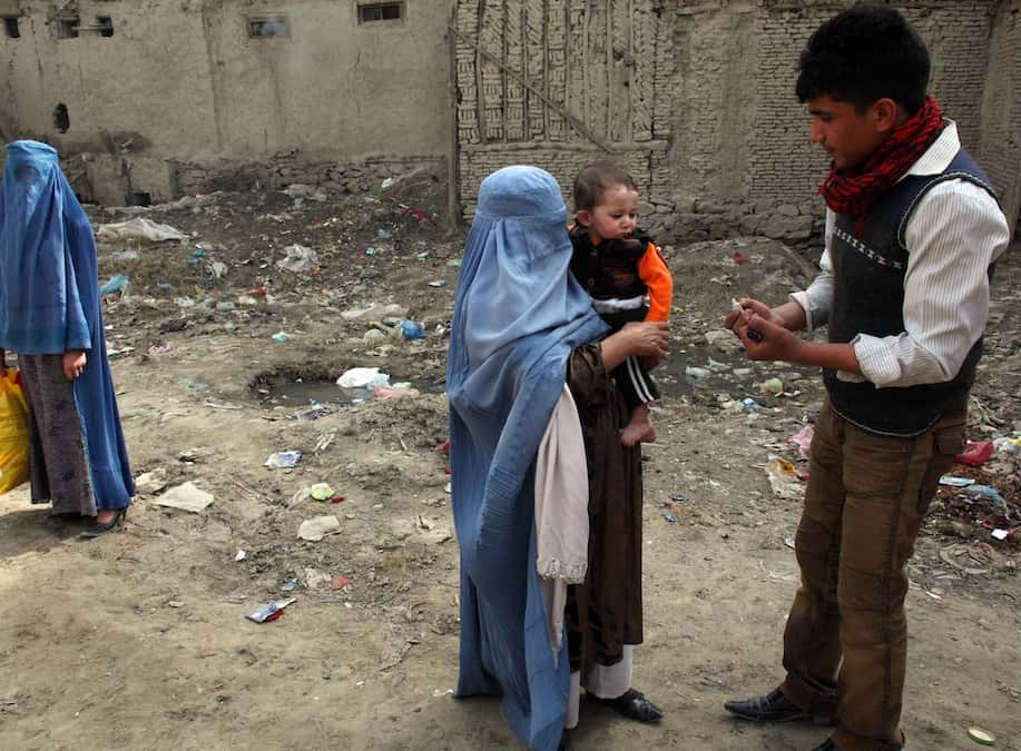 afghan-health-workers-give-polio-vaccine
