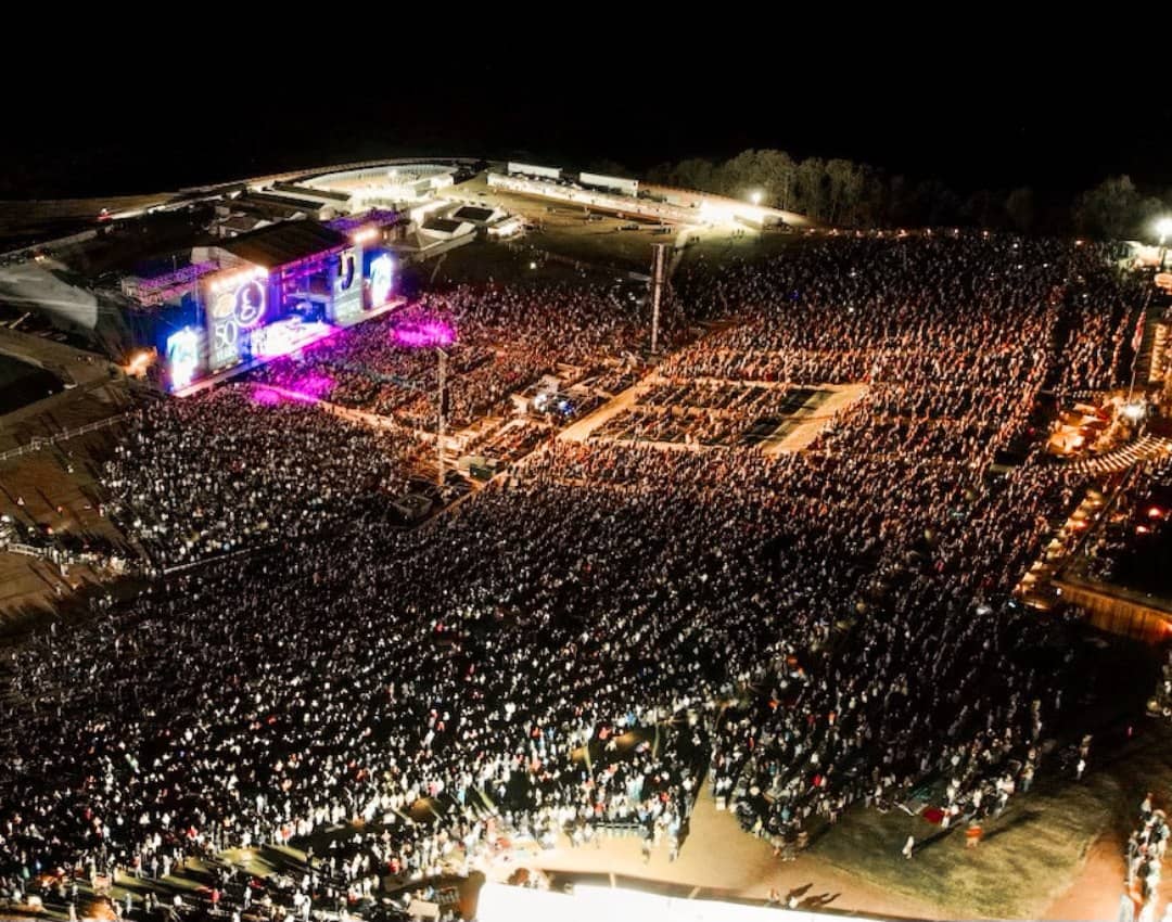 garth-concert-photo-explore-branson-facebook-jpg