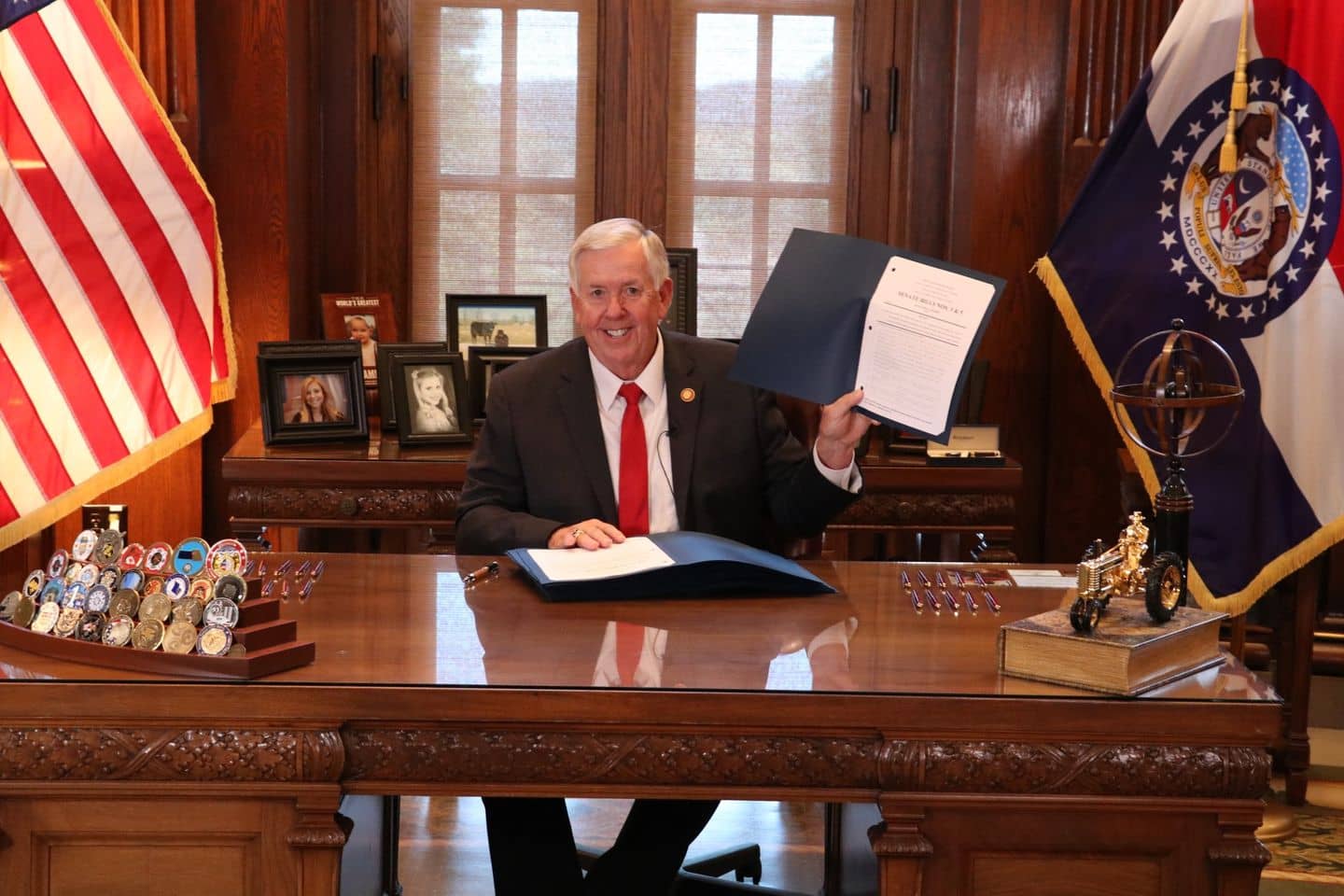 parson-signs-bills-from-special-sesion-10-5-22-jpg