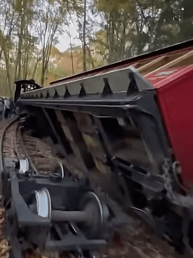 train-derailed-png-3