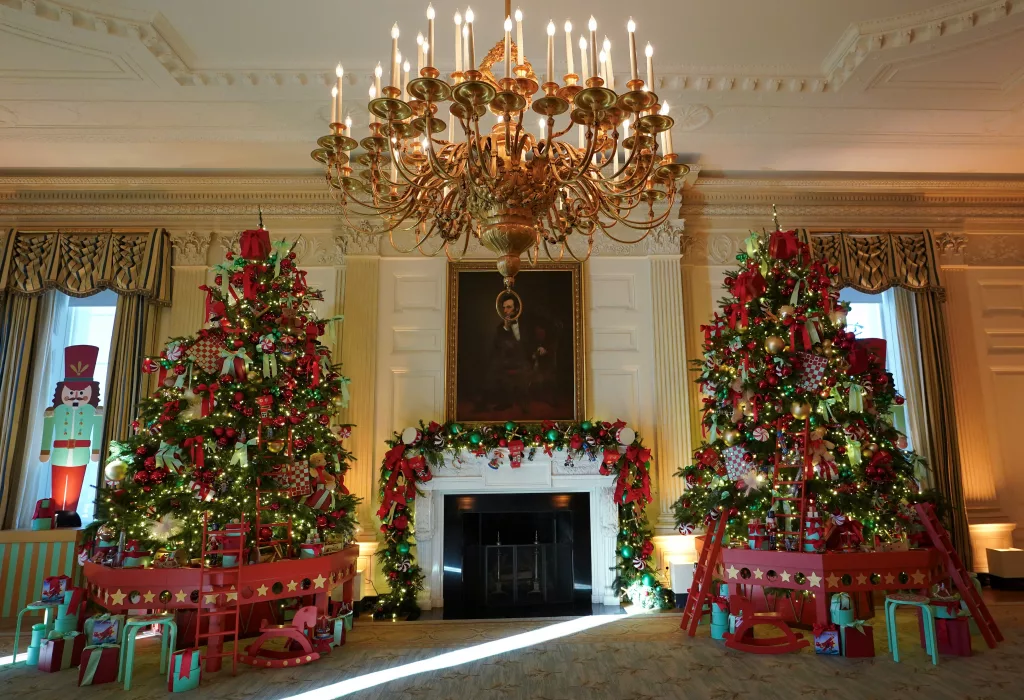 holiday-decorations-at-the-white-house-in-washington