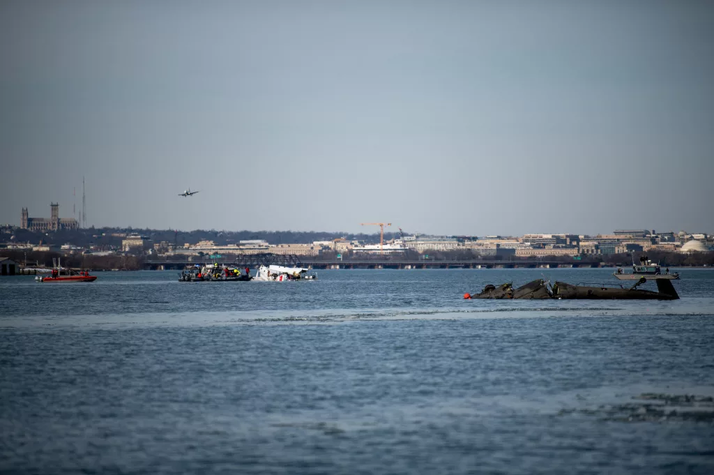 american-eagle-flight-5342-crashes-into-the-potomac-river-near-ronald-reagan-washington-national-airport