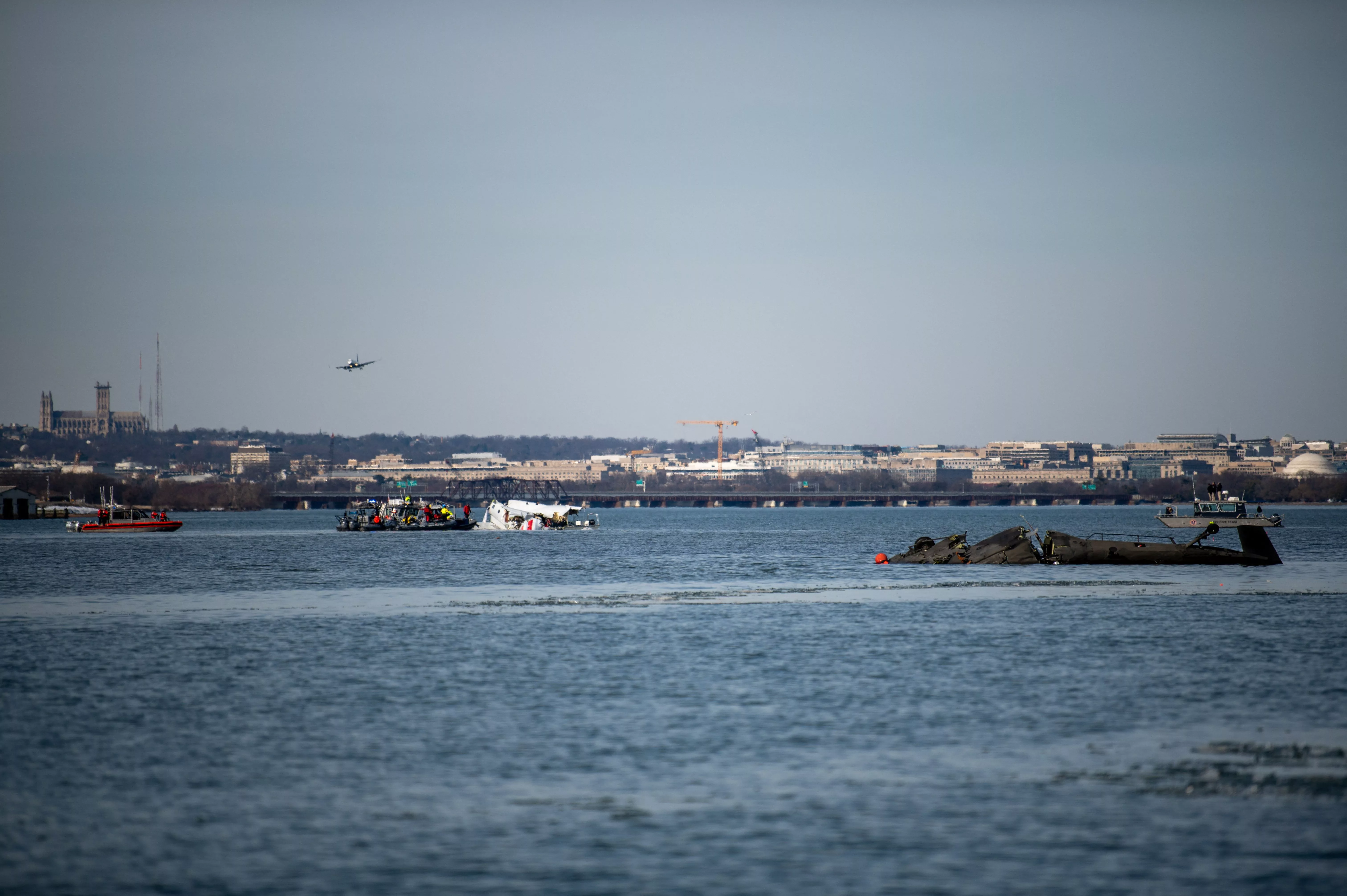 american-eagle-flight-5342-crashes-into-the-potomac-river-near-ronald-reagan-washington-national-airport