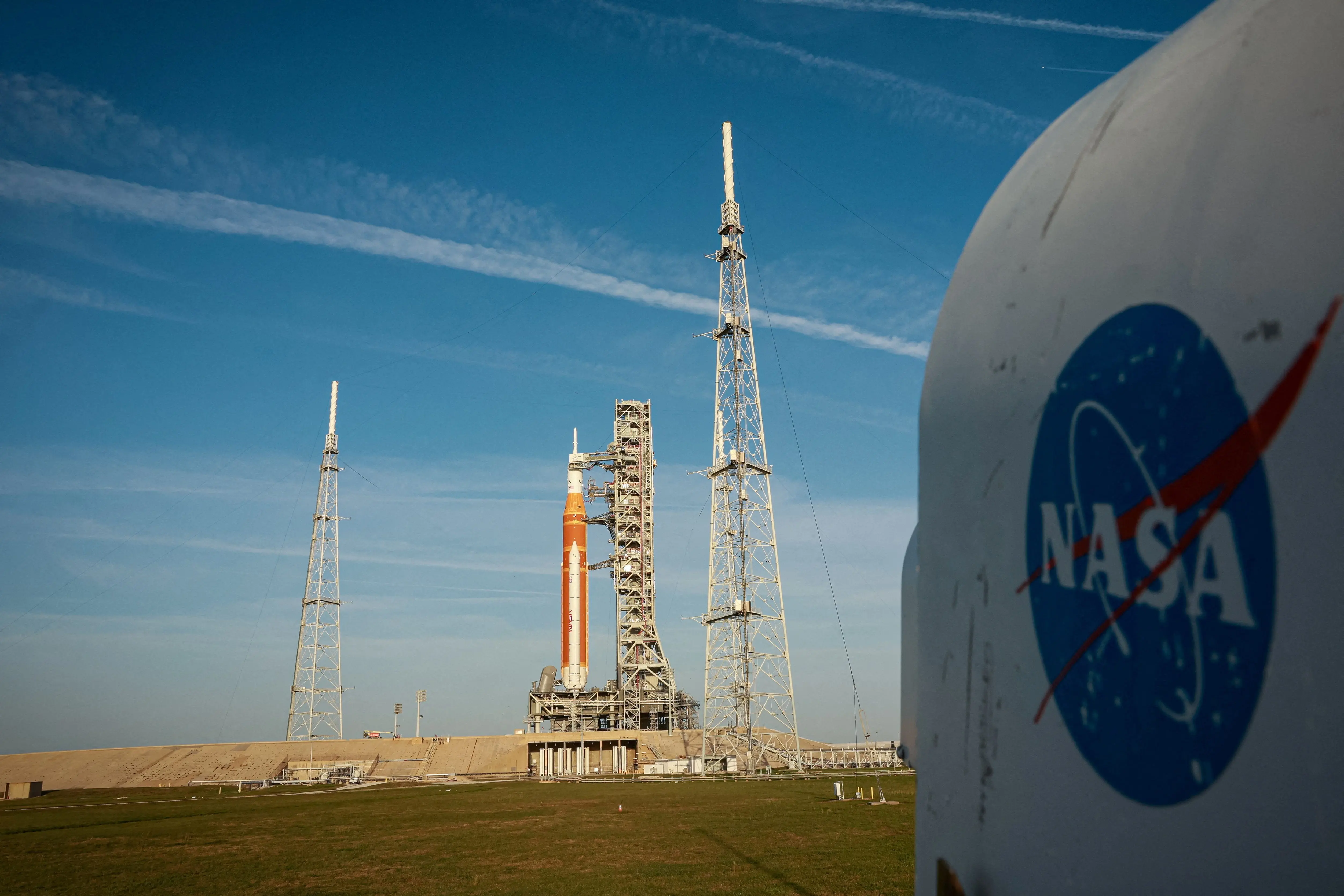 nasas-artemis-ii-mission-space-launch-system-sls-rocket-with-the-orion-crew-capsule-at-the-kennedy-space-center-in-cape-canaveral
