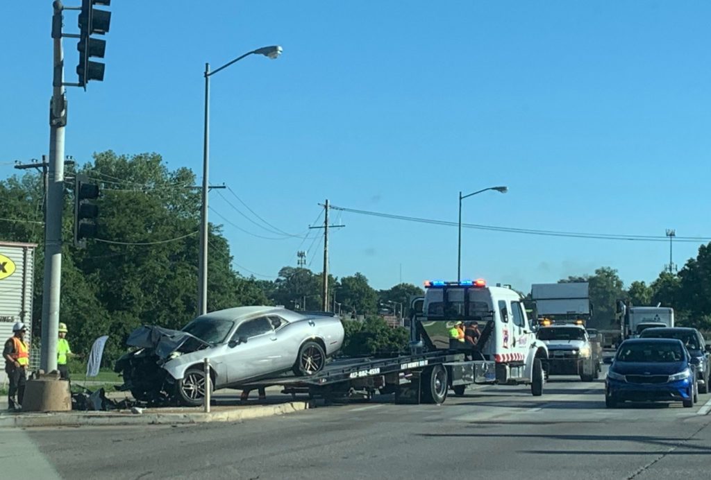 Accident at Kansas Expressway and Mount Vernon 94.7 Country