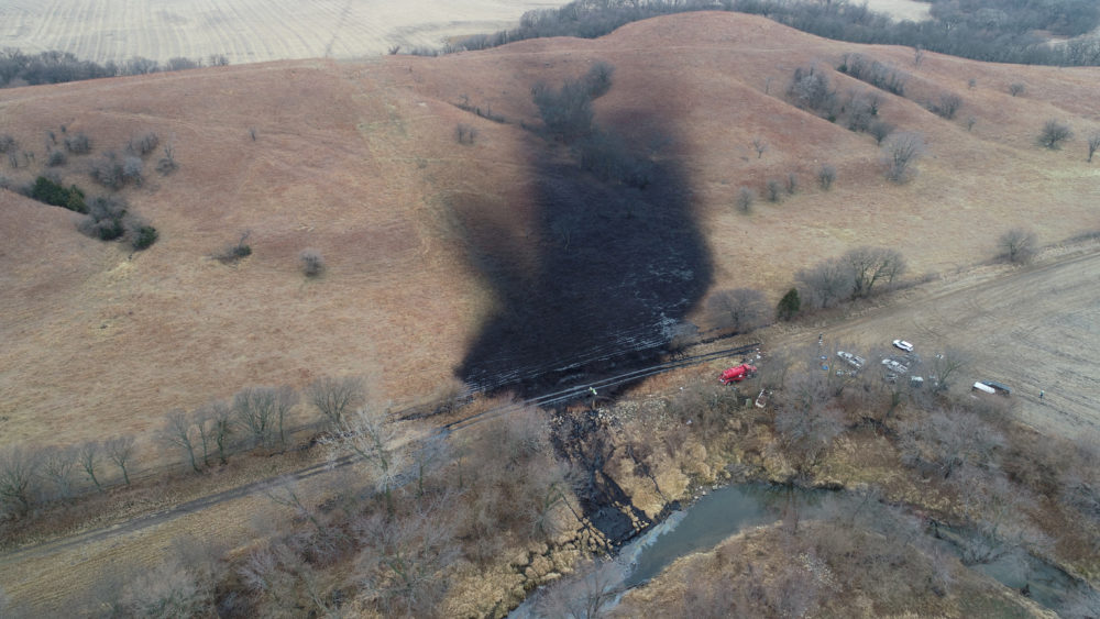 file-photo-investigators-cleanup-crews-begin-scouring-oil-pipeline-spill-in-kansas