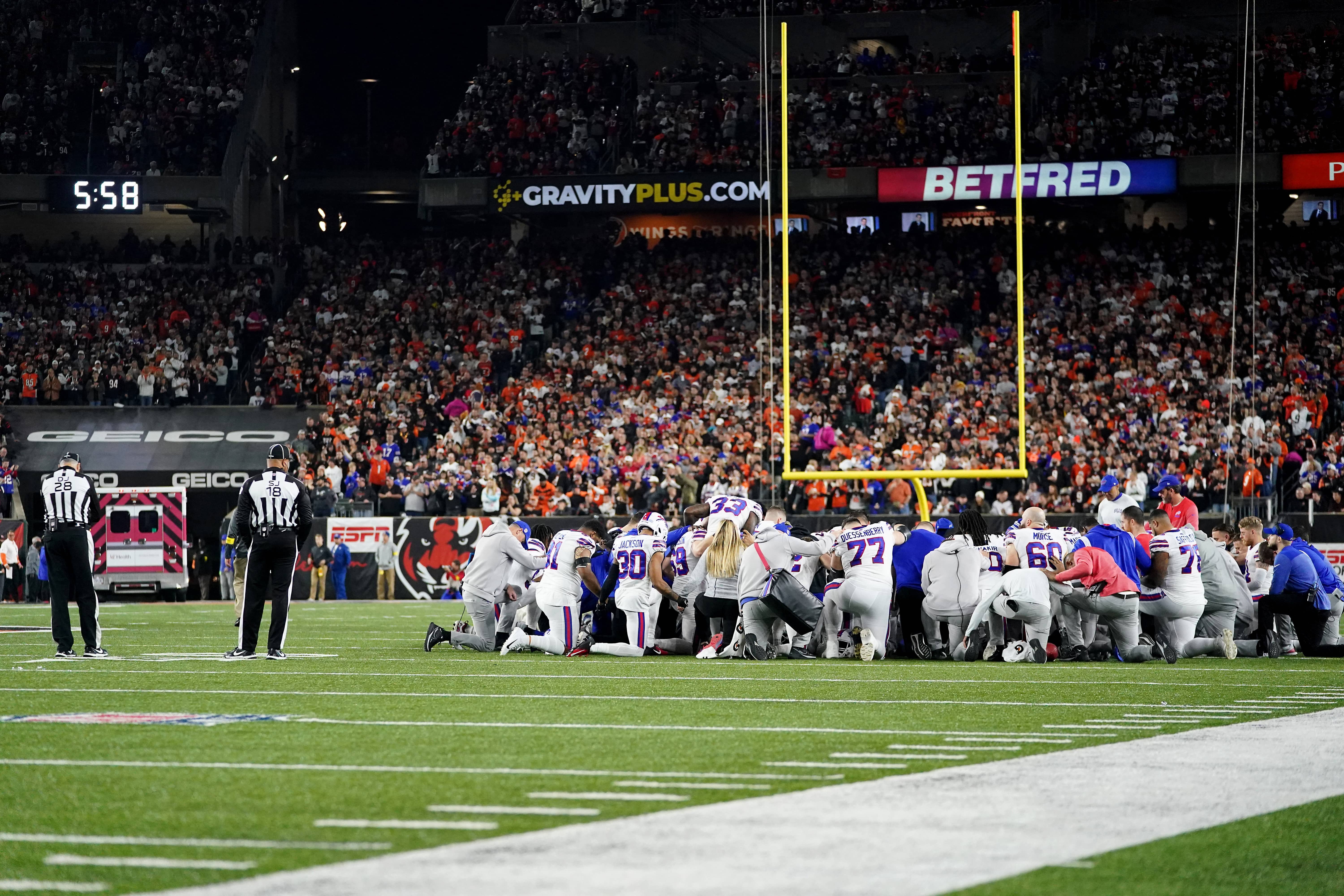 Bills, Bengals players form prayer circle after Damar Hamlin collapse