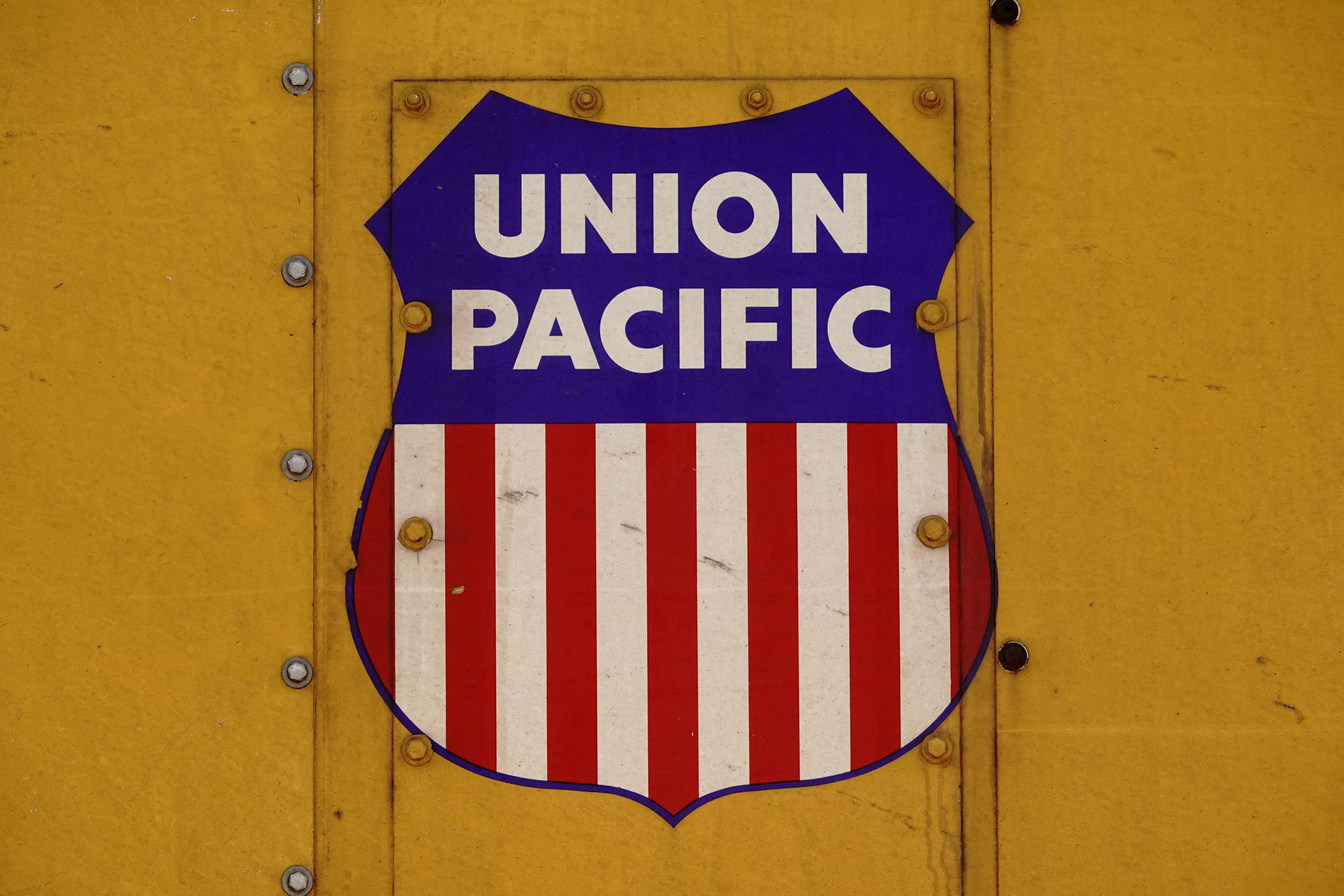 deadline-for-railroads-to-reach-tentative-deals-with-unions-4