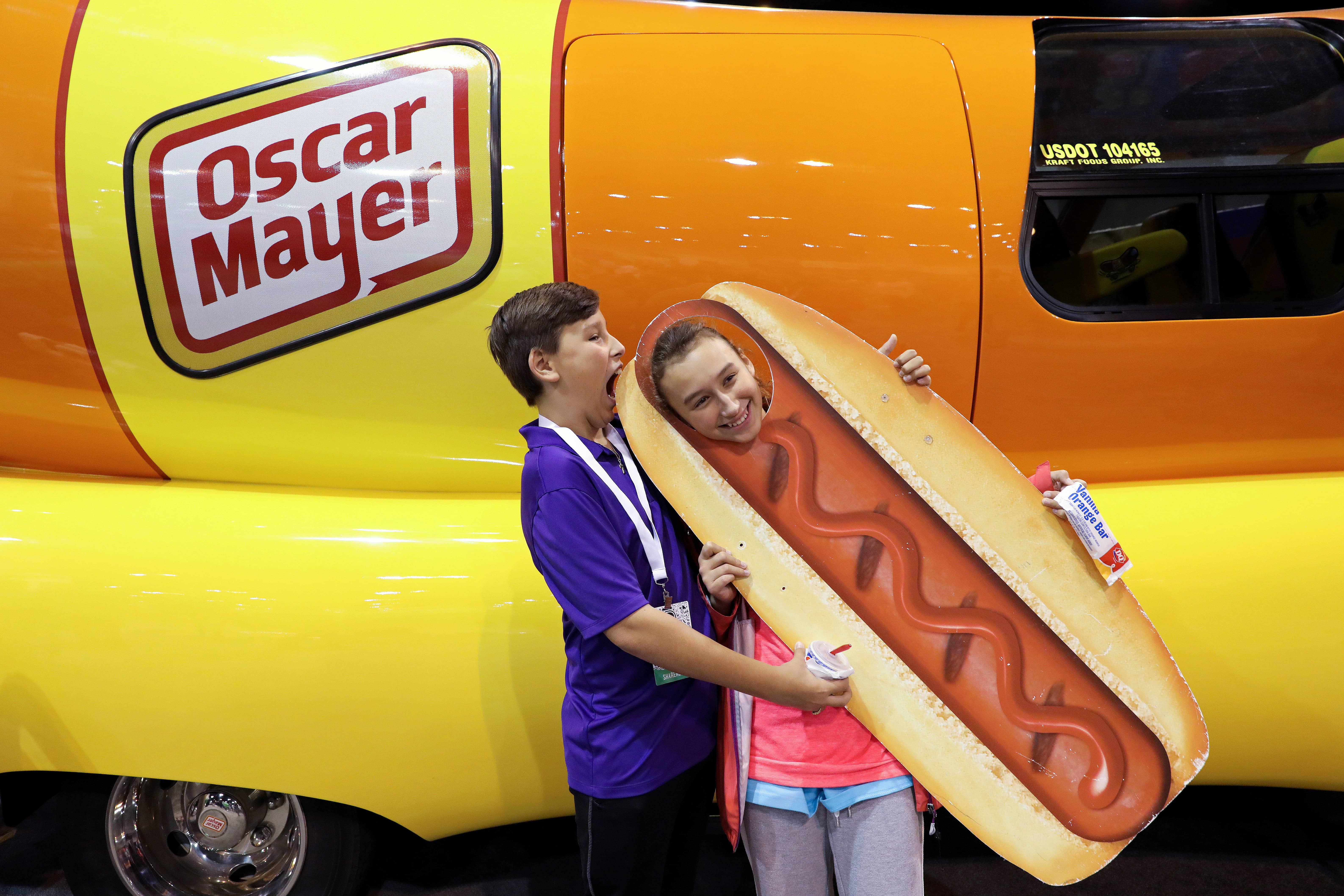 dj-okeefe-and-his-sister-dallas-pose-for-a-photo-with-the-oscar-mayer-weiner-mobile-at-the-annual-berkshire-hathaway-shareholder-meeting-in-omaha