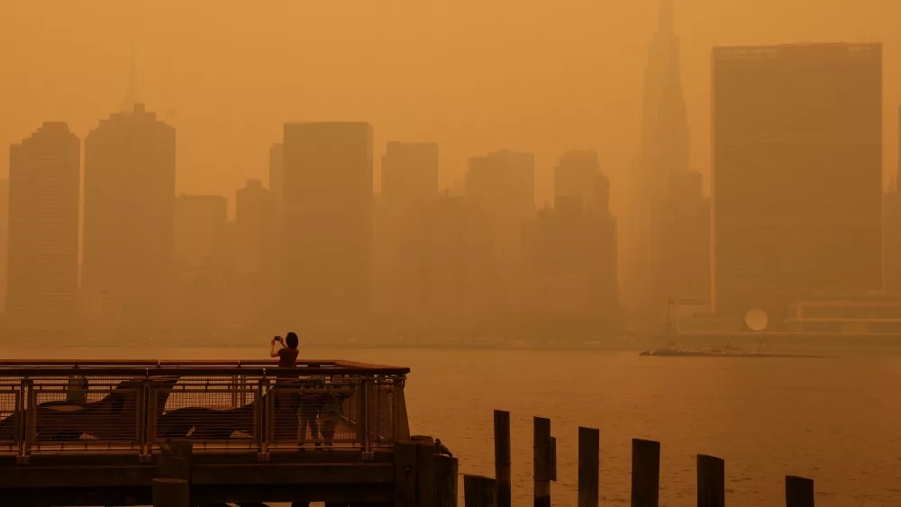 haze-and-smoke-shroud-manhattan-skyline-from-canadian-wildfires-in-new-york