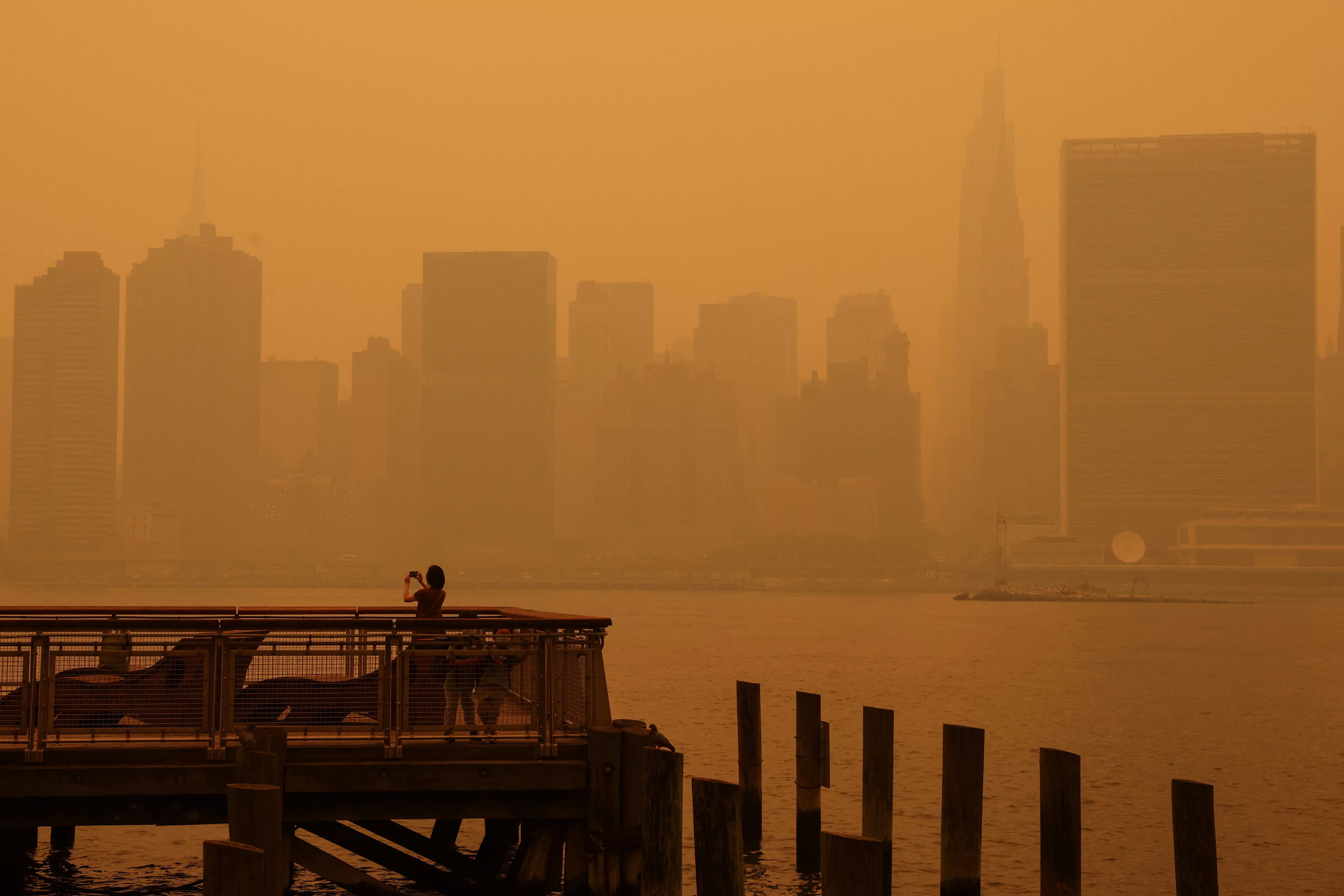 haze-and-smoke-shroud-manhattan-skyline-from-canadian-wildfires-in-new-york