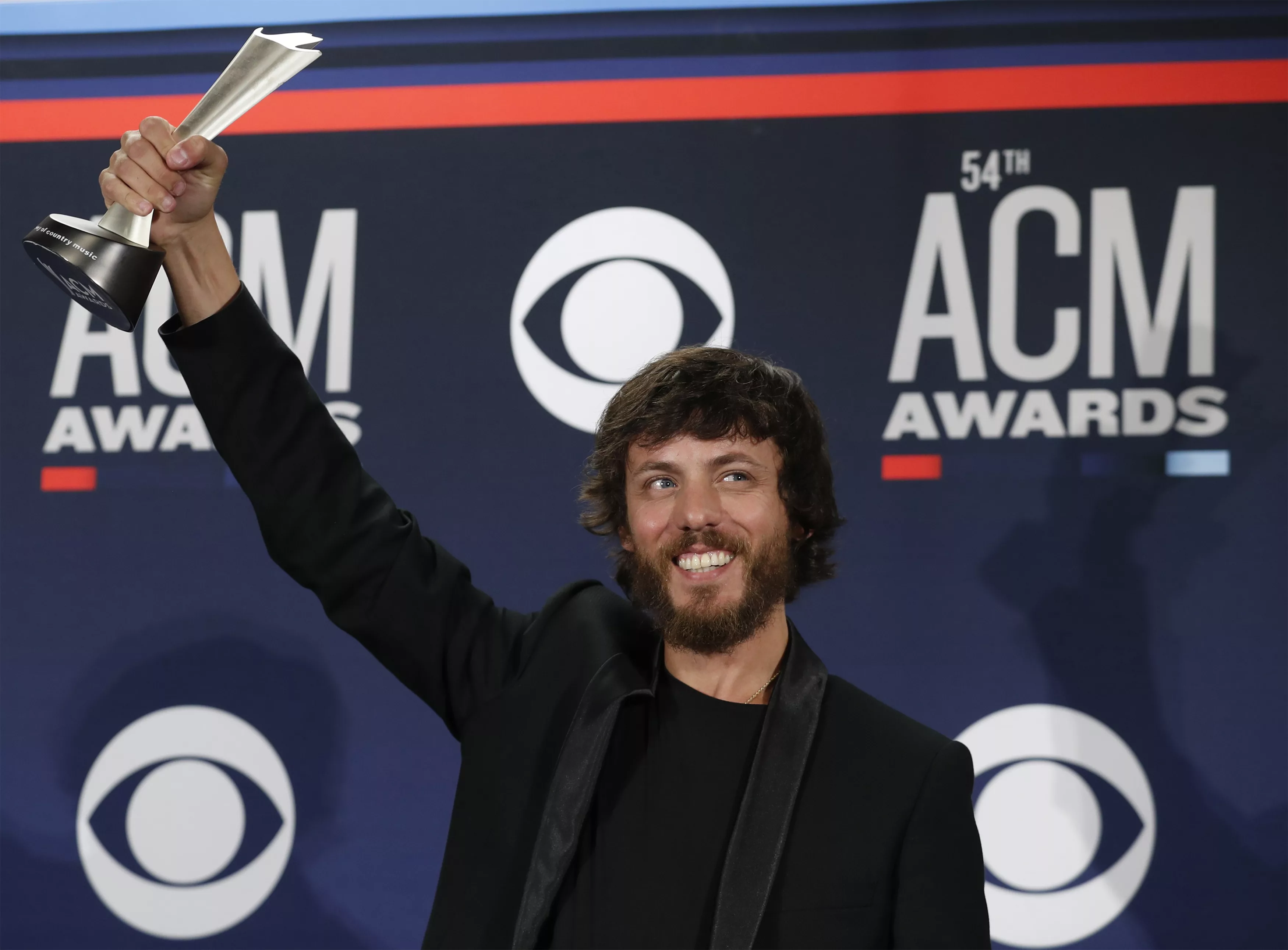 54th-academy-of-country-music-awards-photo-room-las-vegas-nevada-u-s-april-7-2019-chris-janson-poses-backstage-with-his-video-of-the-year-award-for-drunk-girl
