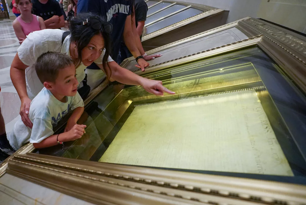 visitors-view-the-declaration-of-independence-in-washington