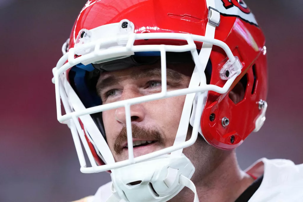 Chiefs TE Travis Kelce Hyperextends Knee In Practice | 94.7 Country