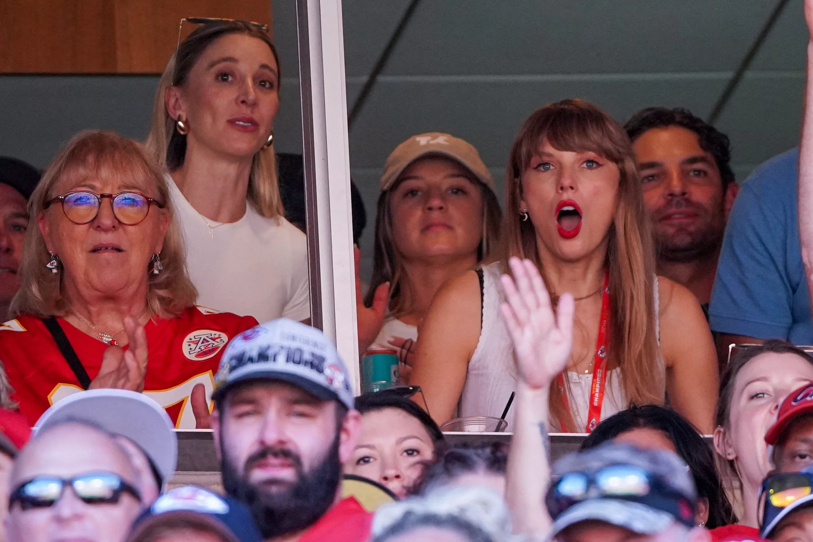 Patrick Mahomes Throws 3 TD Passes, Taylor Swift Celebrates As Chiefs Rout  Bears 41-10