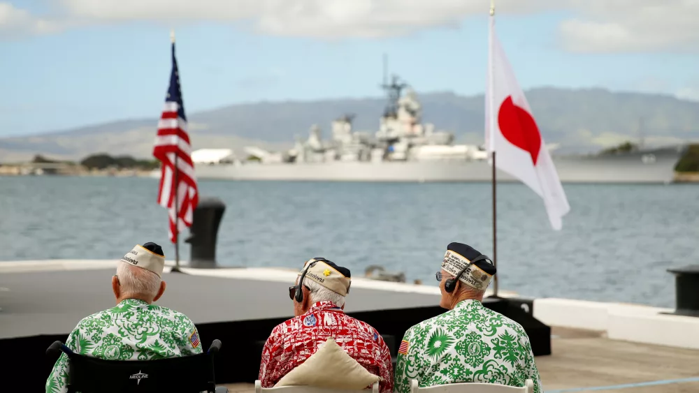 obama-and-abe-visit-pearl-harbor-in-hawaii