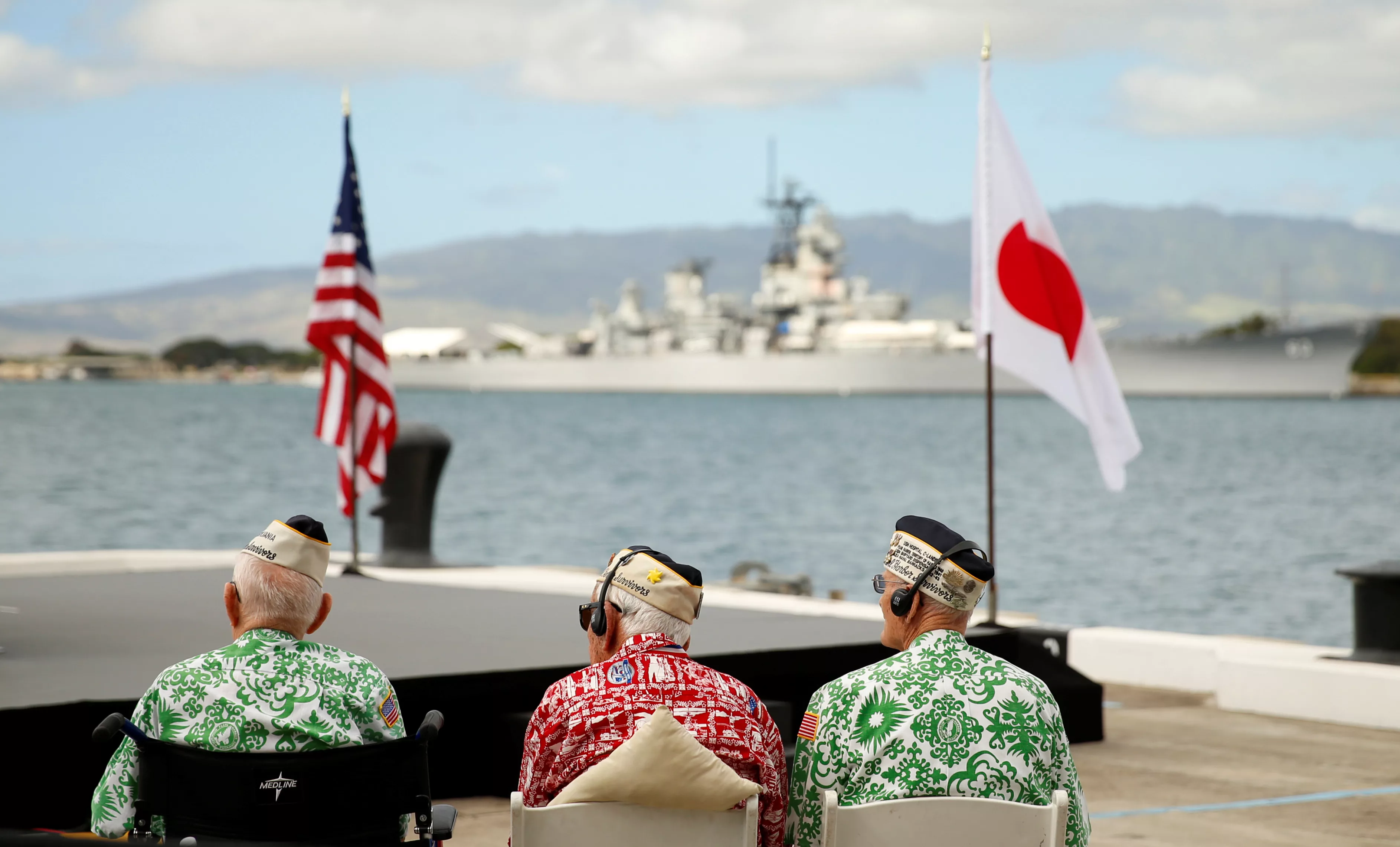 obama-and-abe-visit-pearl-harbor-in-hawaii