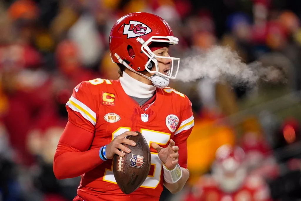 kansas-city-chiefs-quarterback-patrick-mahomes-drops-back-to-pass-during-wind-chill-warning