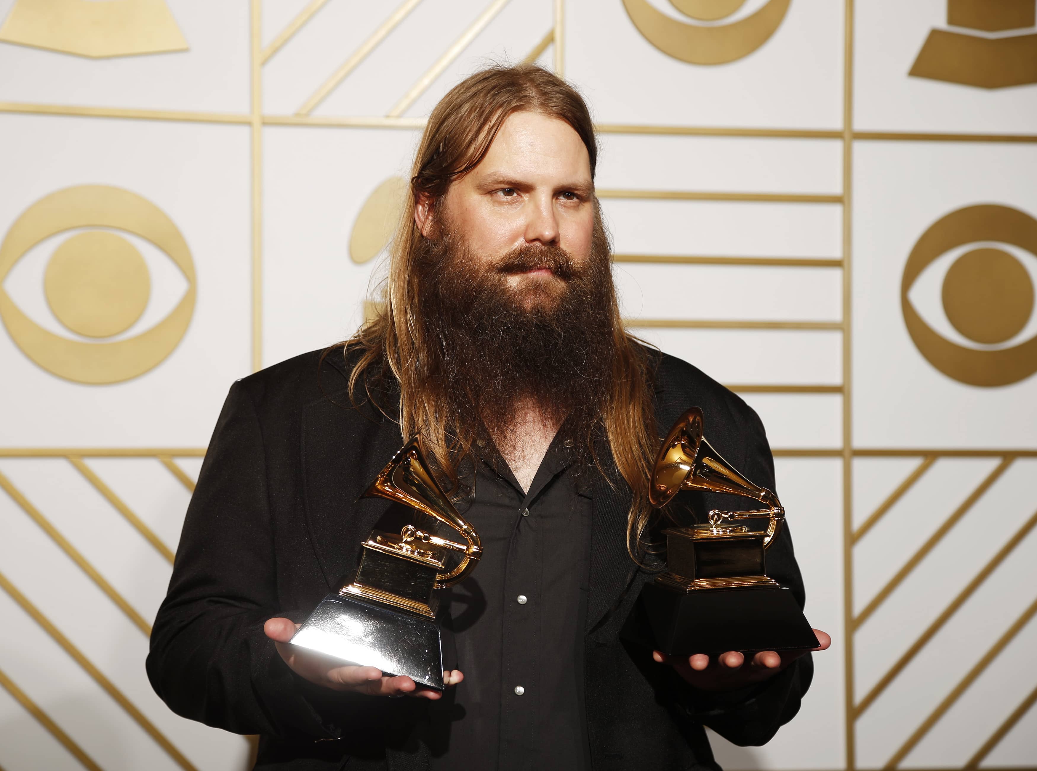 chris-stapleton-poses-with-his-awards-during-the-58th-grammy-awards-in-los-angeles