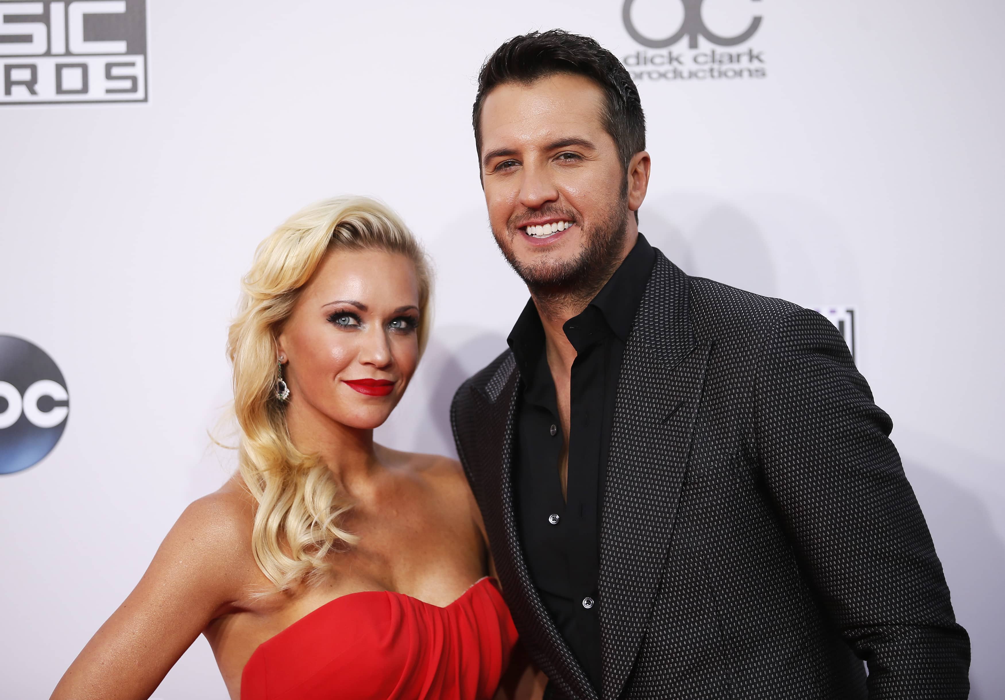 luke-bryan-arrives-at-the-42nd-american-music-awards-in-los-angeles
