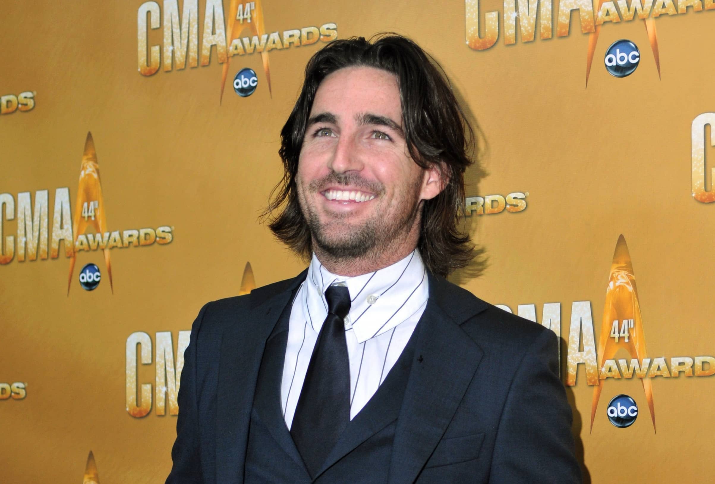 singer-jake-owen-arrives-at-the-44th-annual-country-music-association-awards-in-nashville