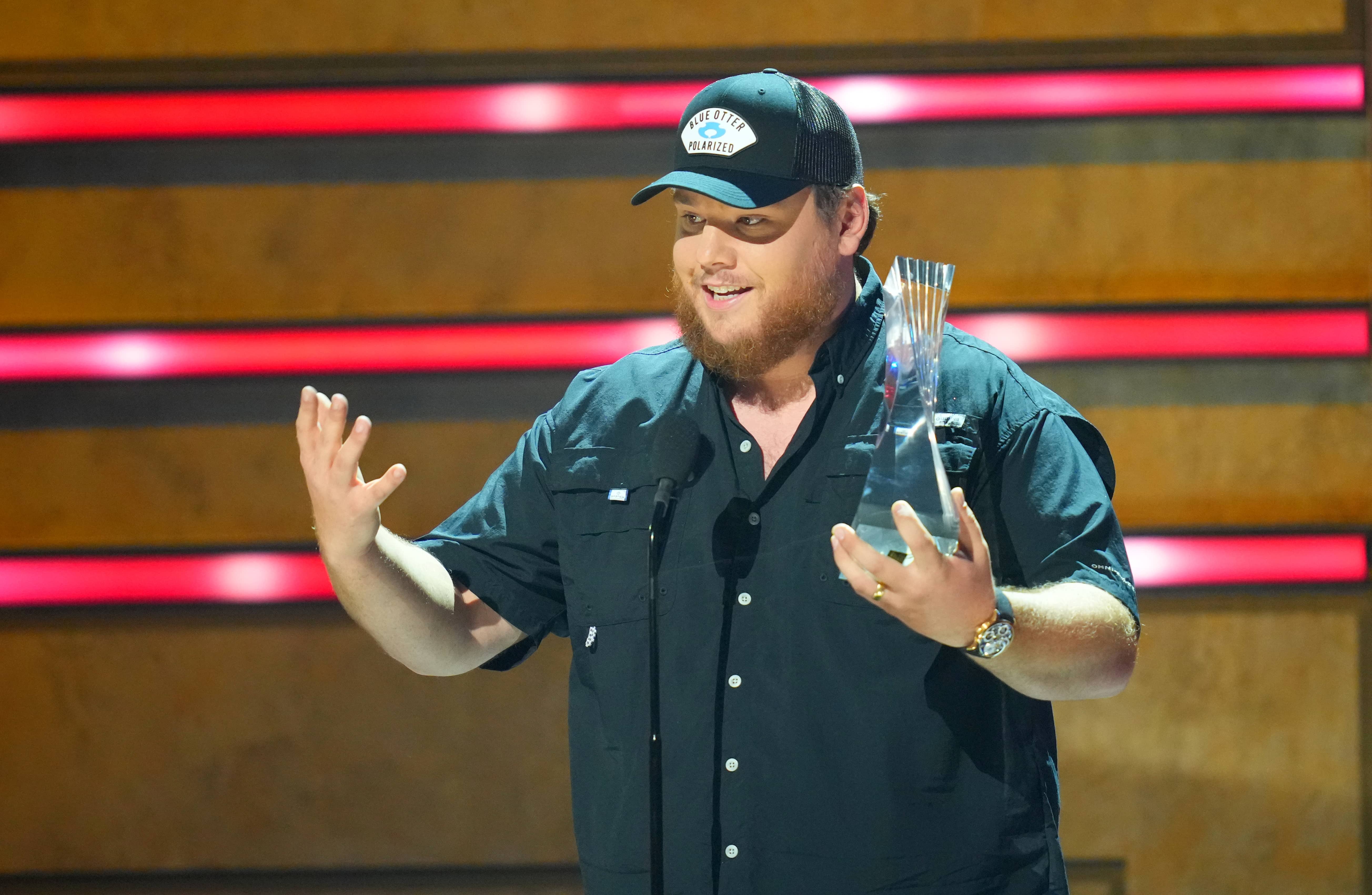 cmt-artists-of-the-year-award-show-in-nashville-tennessee-4