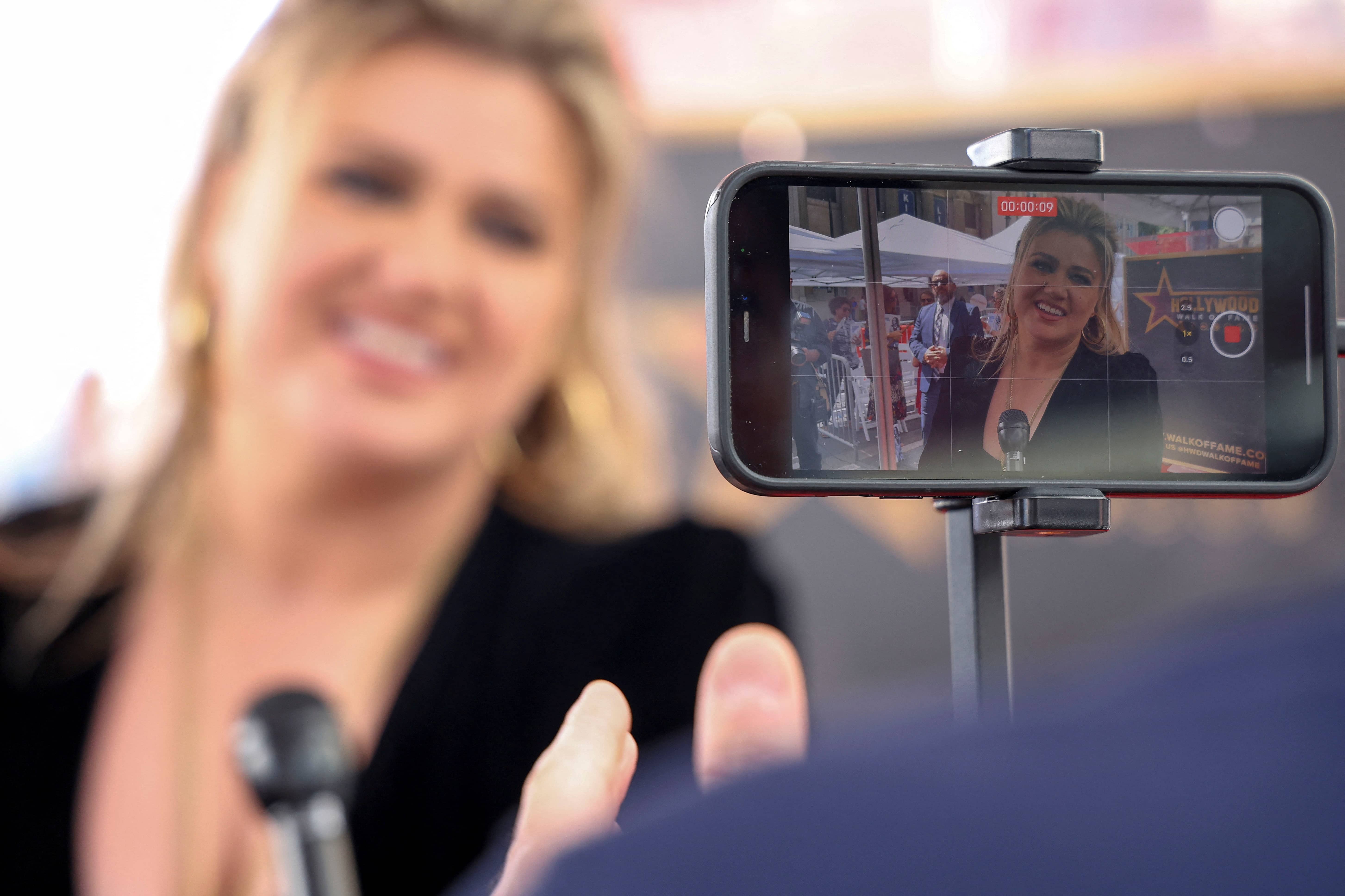 kelly-clarkson-receives-star-on-the-hollywood-walk-of-fame