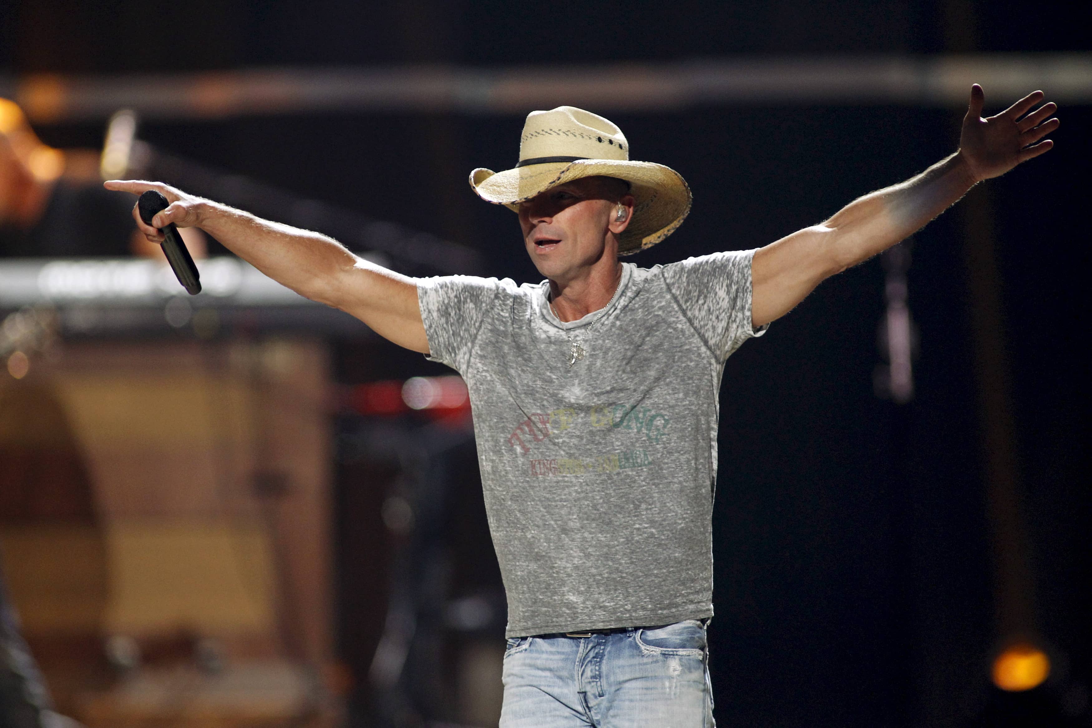 kenny-chesney-performs-during-the-2015-iheartradio-music-festival-at-the-mgm-grand-garden-arena-in-las-vegas