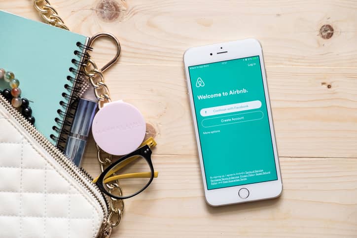 apple-iphone-6s-plus-with-airbnb-application-on-the-screen