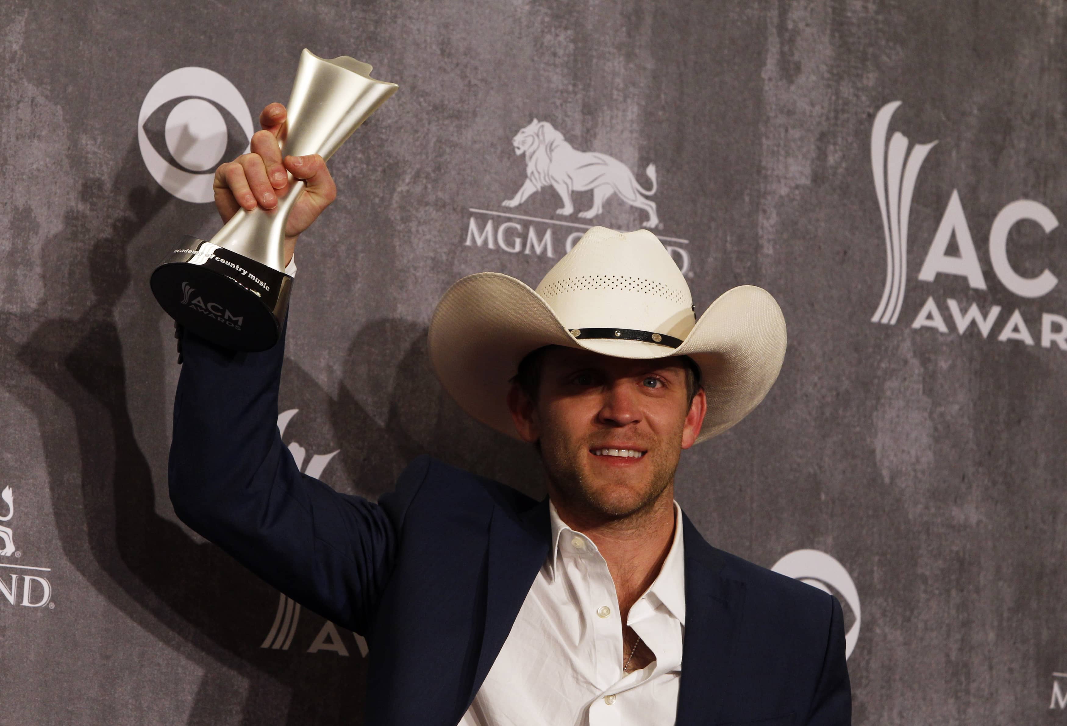 justin-moore-poses-backstage-with-his-new-artist-of-the-year-award-at-the-49th-annual-academy-of-country-music-awards-in-las-vegas