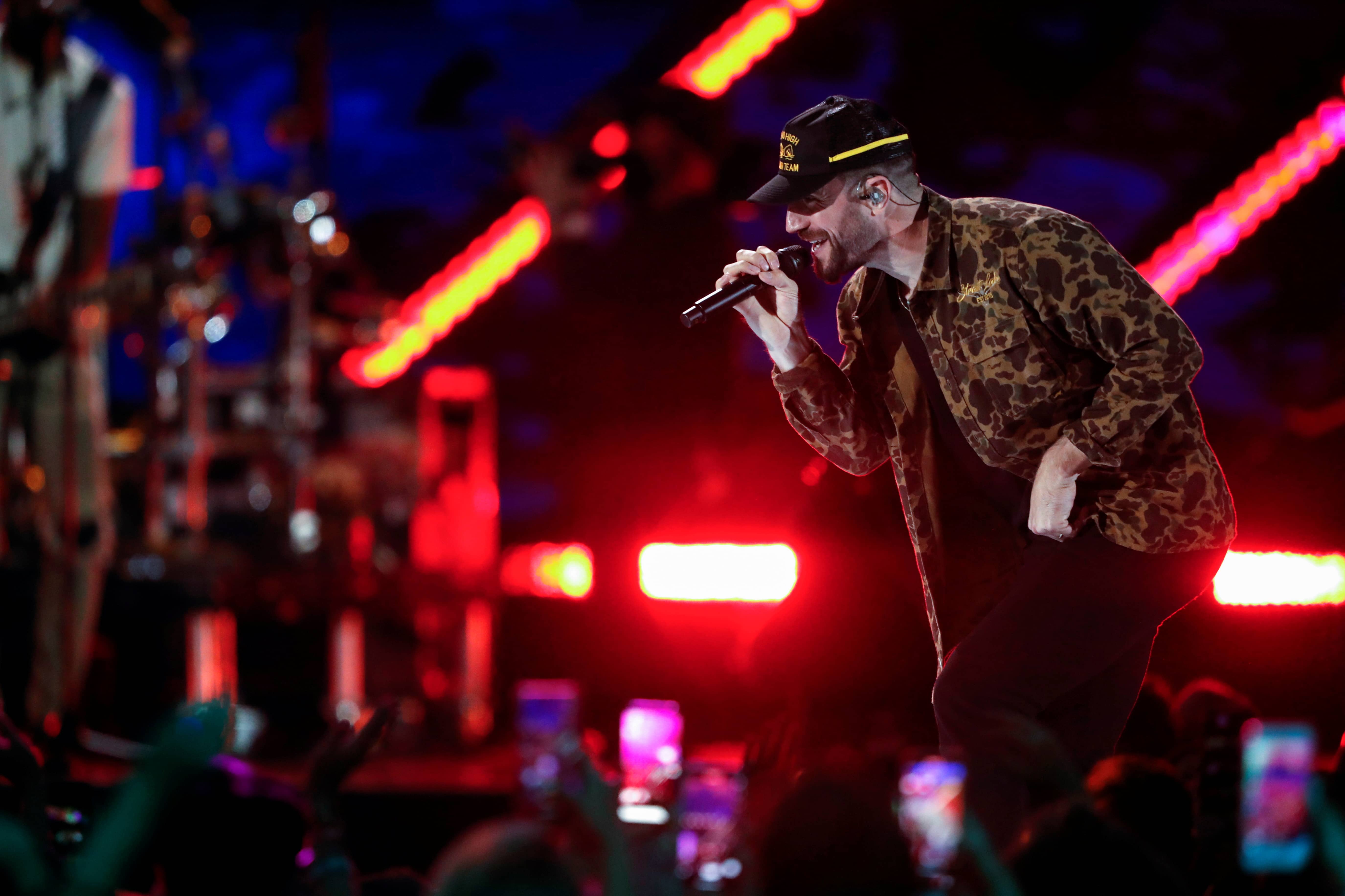 sam-hunt-performs-during-the-second-day-of-the-iheartradio-music-festival-at-the-t-mobile-arena-in-las-vegas-3