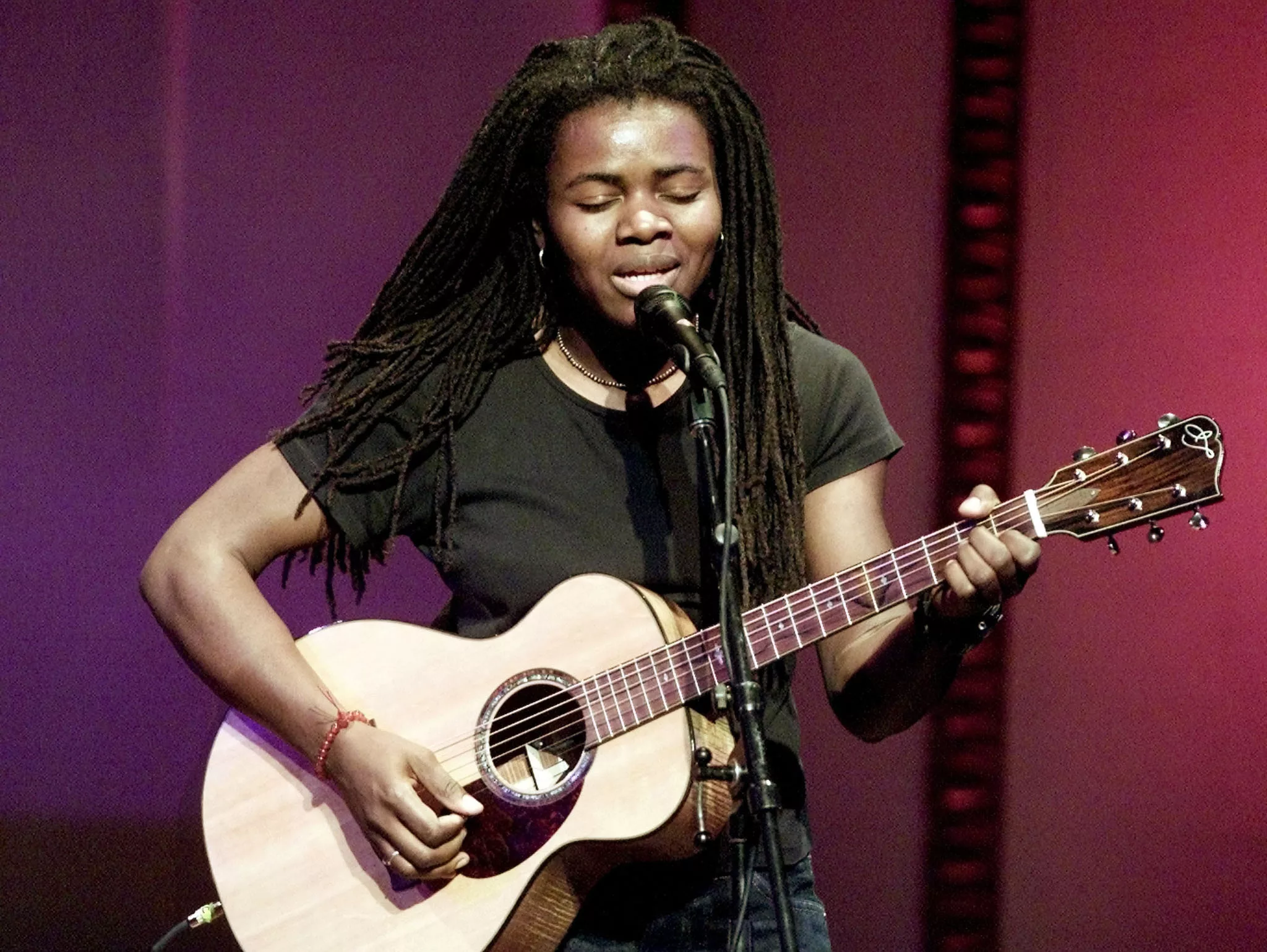 musician-tracy-chapman-sings-at-a-benefit-birthday-tribute-to-bob-dylan-in-new-york-on-may-19-2001