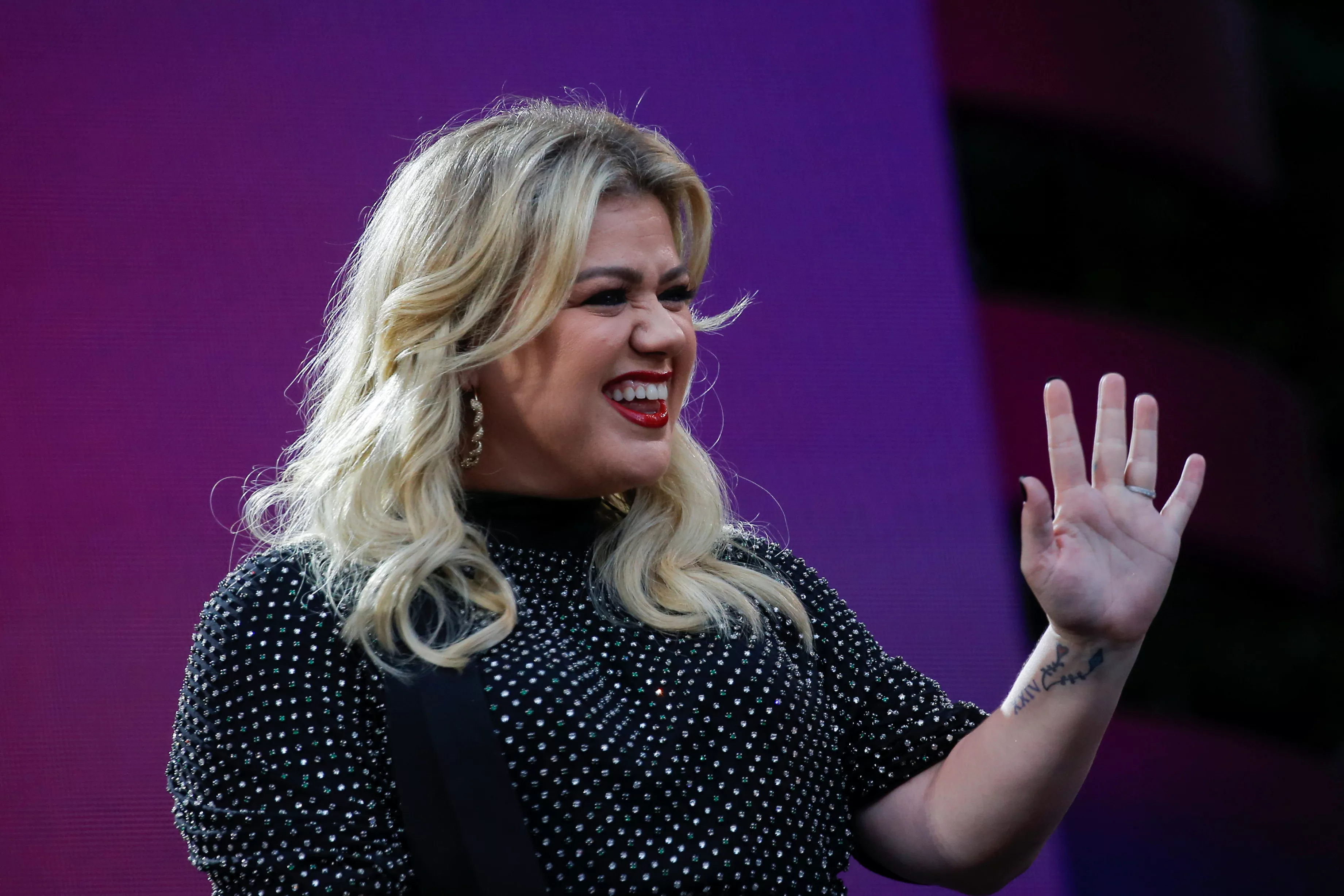 singer-kelly-clarkson-speaks-onstage-at-the-2019-global-citizen-festival-at-central-park-in-new-york